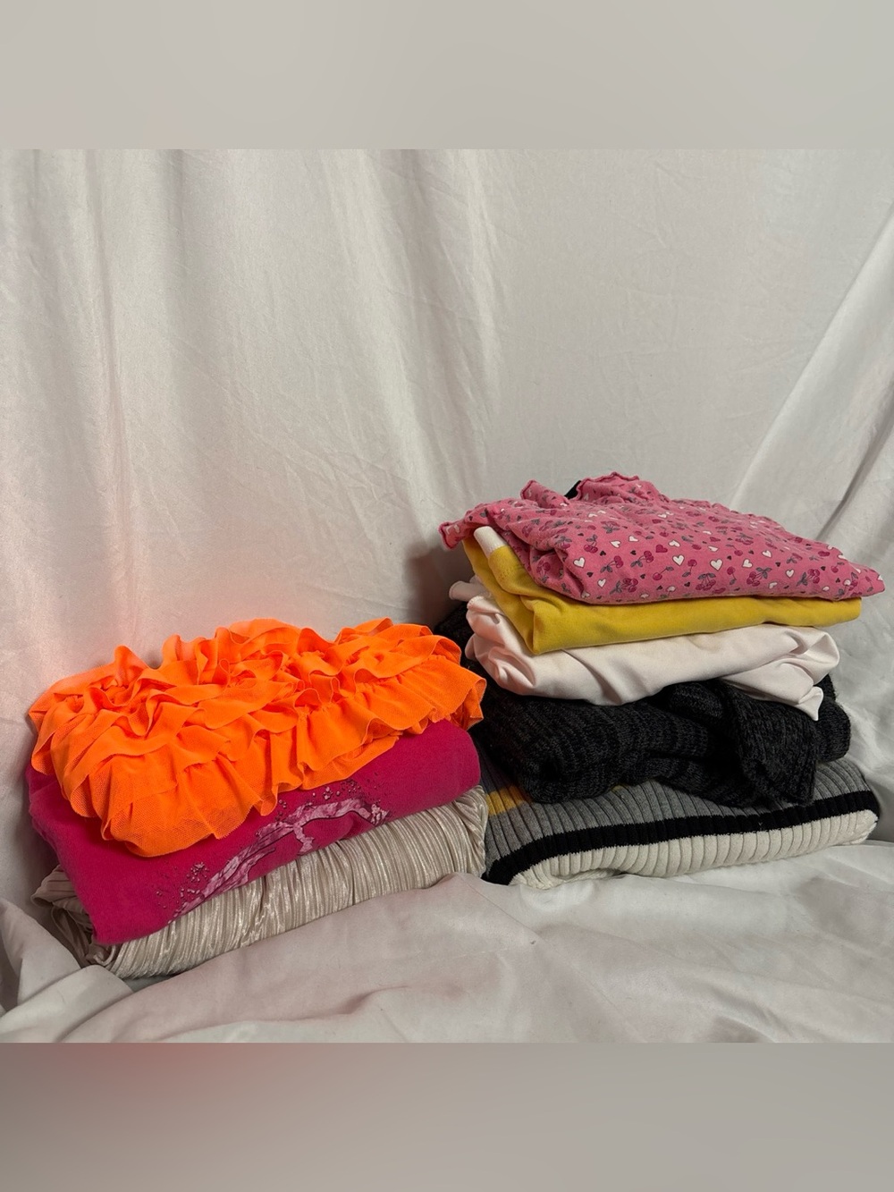 WOMEN’S SIZE SMALL CLOTHING BUNDLE 8 ITEMS FOR $20